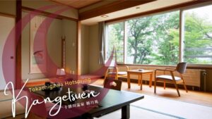 带桌子、椅子和大窗户的榻榻米客房