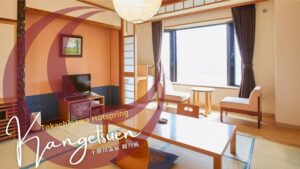 带椅子的榻榻米客房上的文字叠加。