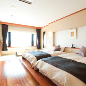 明亮客房内的双床