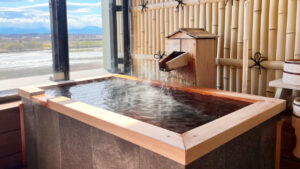 窗边可欣赏户外景色的木质私人浴池