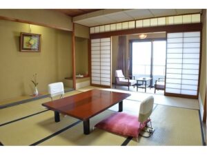 ローテーブルと椅子のある畳の部屋