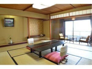 窓辺にローテーブルと椅子のある畳の部屋