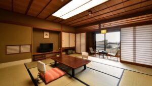 窓辺に低いテーブルと椅子がある畳の部屋