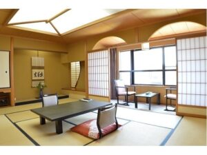 低いテーブルと座布団のある畳の部屋