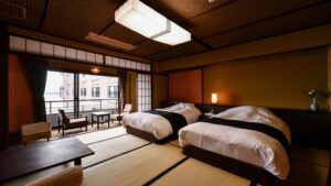 畳敷きの客室のツインベッド