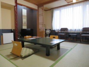 Habitación de tatami con mesa baja y sillas