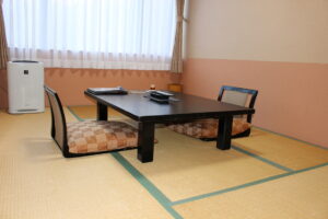 Habitación de tatami con mesa baja y sillas de suelo