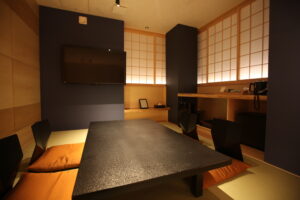Habitación de tatami con mesa baja y cojines en el suelo