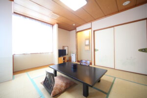 Habitación de tatami con mesa baja y cojines de suelo