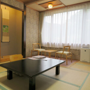 Habitación de tatami con mesa baja y dos sillas