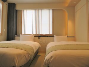 Dos camas individuales en una habitación de ryokan