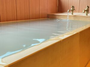 Baño privado de madera lleno de agua termal