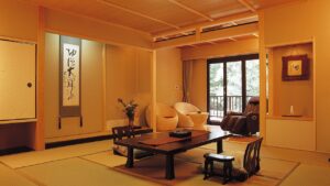 Tatami-Zimmer mit niedrigem Tisch und Stühlen