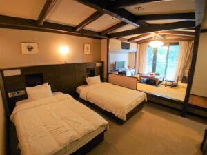 Zwei Einzelbetten in einem japanisch eingerichteten Gästezimmer