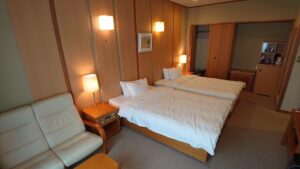 Zwillingsbetten in einem Ryokan-Gästezimmer