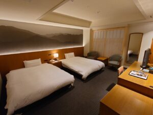 Zwei Einzelbetten in einem Ryokan-Gästezimmer