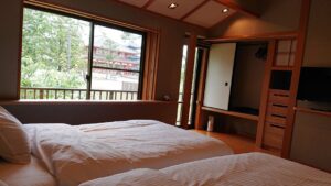 Zwei Einzelbetten in einem Gästezimmer im Tatami-Stil