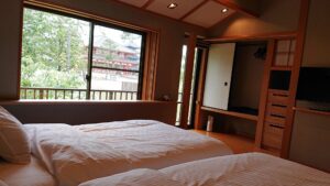 Zwei Betten in einem Gästezimmer im Tatami-Stil