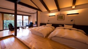Zwei niedrige Betten in einem Ryokan-Gästezimmer