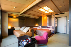 Tatami-Gästezimmer mit zwei Betten und Sitzecke
