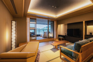 Tatami-Sitzbereich mit Sofa, Tisch und Fenster