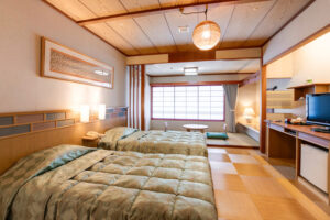 Zwei Einzelbetten in einem japanisch eingerichteten Gästezimmer