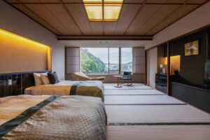Zwei Einzelbetten in einem Tatami-Gästezimmer