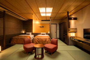 Zwei Einzelbetten in einem Tatami-Ryokan-Zimmer