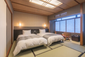 Zwei Betten in einem Tatami-Gästezimmer