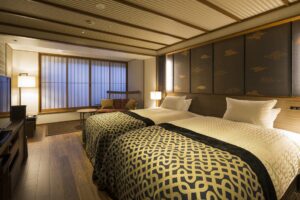 Zwei Einzelbetten in einem modernen Zimmer im japanischen Stil