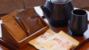 木托盘上的茶具和点心