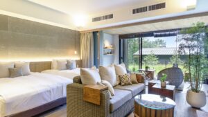 Betten und Sofasitzplätze am Fenster