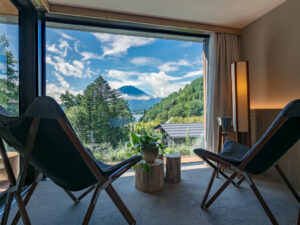 Stühle vor einem großen Fenster mit Bergblick