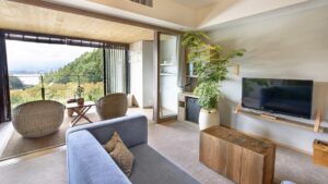 Sofa und Stühle am Fenster mit Bergblick