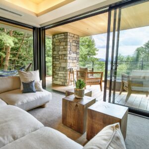 Sofa-Sitzbereich mit Zugang zur Terrasse mit Außenbad