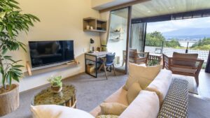 Sitzbereich mit Sofa, Schreibtisch und Balkonstühlen