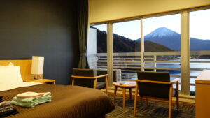Letto accanto alla finestra con vista sul Monte Fuji