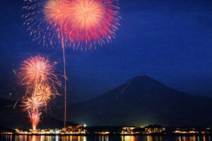 Fuochi d’artificio sopra una cittadina sul lago di notte