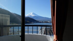 Monte Fuji e lago visti attraverso la finestra della camera