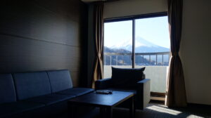 Monte Fuji visibile dalla finestra della camera accanto al divano