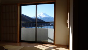Vista sulle montagne dalla camera attraverso le porte scorrevoli in vetro