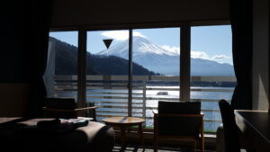 Vista dalla finestra della camera sul Monte Fuji e sul lago