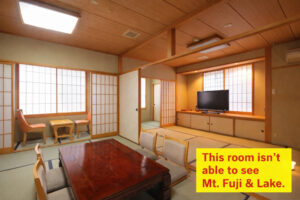 Camera in tatami con tavolo basso e sedie