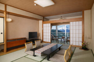 Camera in tatami con tavolo basso e sedie vicino alla finestra