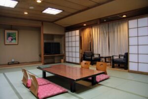 Camera con tatami, tavolo basso e cuscini da pavimento