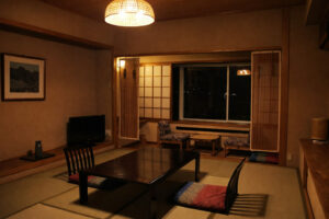 Camera in tatami con tavolo basso e cuscini da pavimento