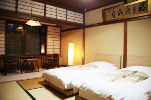 Due letti in una camera con tatami