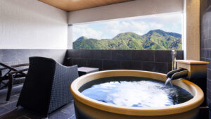 带山景的阳台私人露天浴池