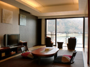 面向阳台和湖景的榻榻米休息区