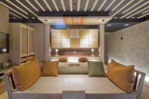 客房内带坐垫的榻榻米休息区